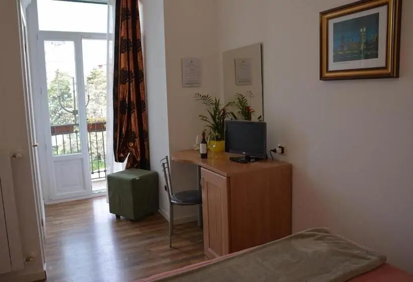 Standard Yhden Hengen Huone, Le Stanze Del Console