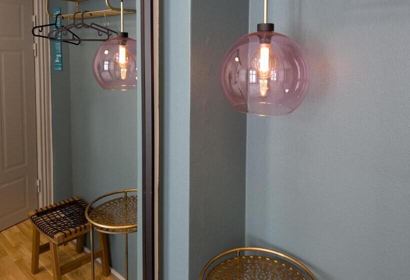 اتاق استاندارد با سرویس بهداشتی مشترک, Where To Sleep