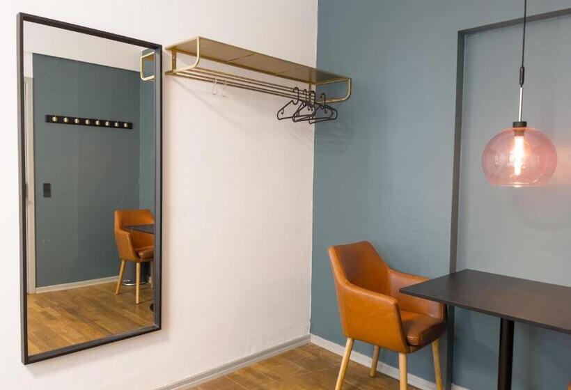 اتاق استاندارد با سرویس بهداشتی مشترک, Where To Sleep