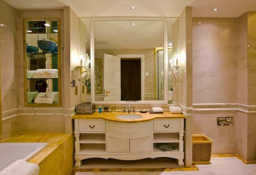 اتاق لوکس, Huachen International