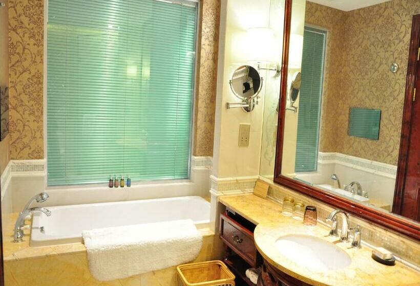 اتاق لوکس, Huachen International