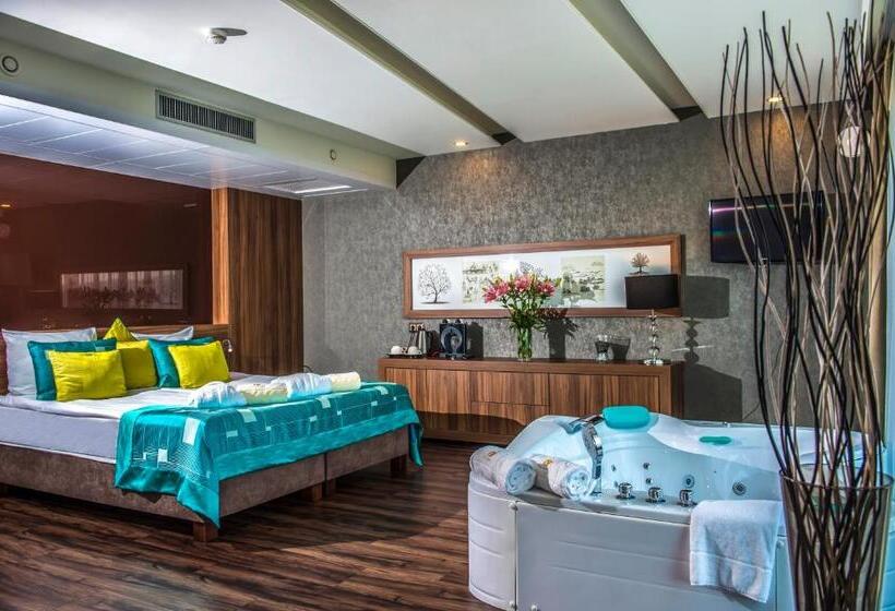 Люкс с гидромассажем, Castellum Hotel Hollókő