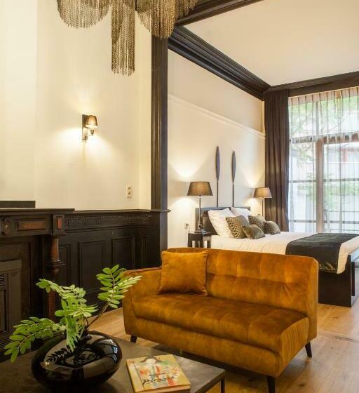 سوییت لوکس, B In Antwerp