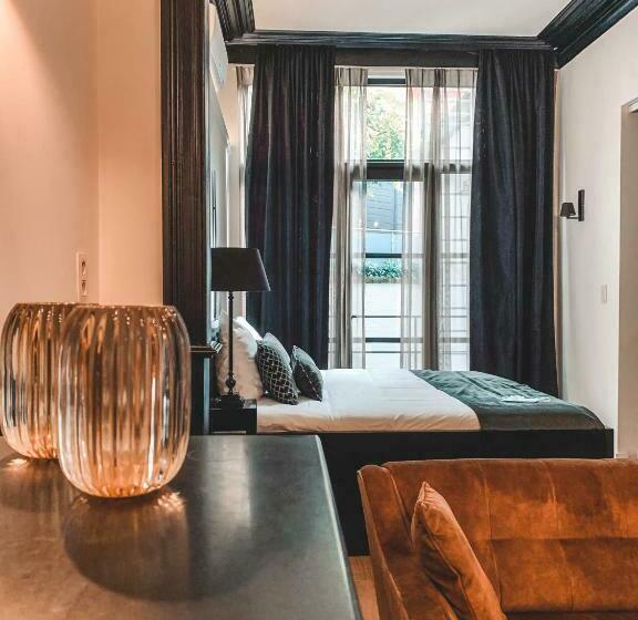 سوییت لوکس, B In Antwerp