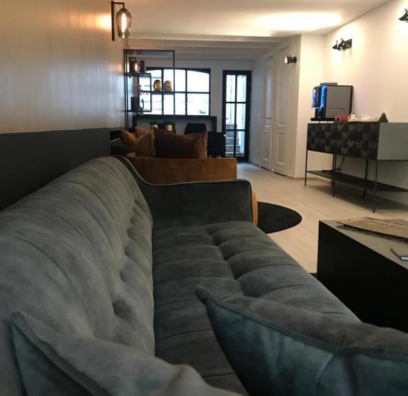 سوییت لوکس, B In Antwerp