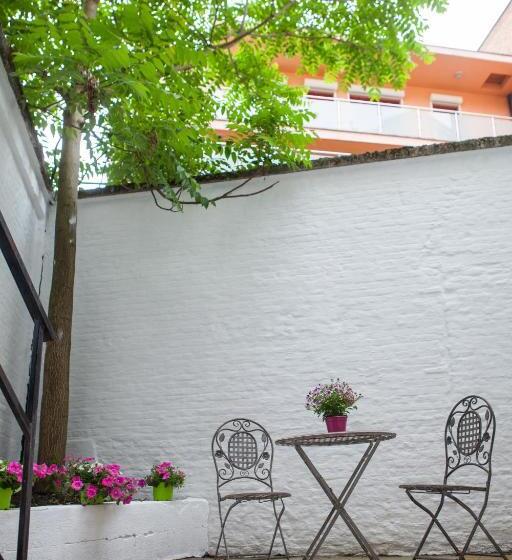 سوییت لوکس, B In Antwerp