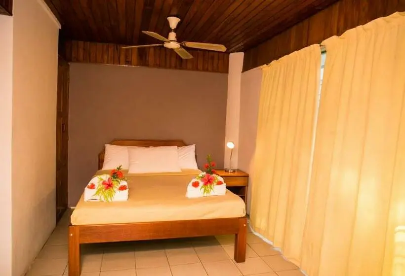 اتاق استاندارد, The Hideaway