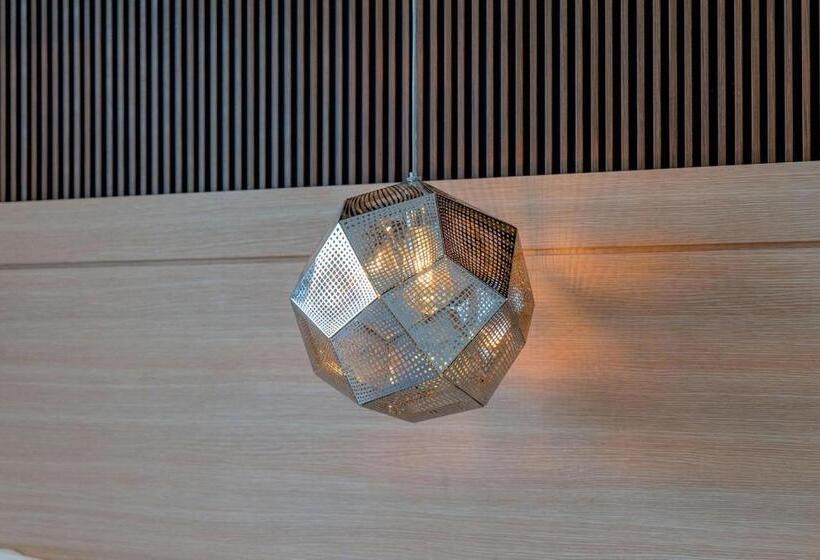 Suite cu Vedere la Munte, Two Y