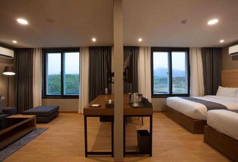 Suite cu Vedere la Munte, Two Y