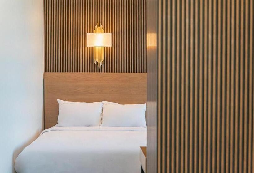 Suite cu Vedere la Mare, Two Y