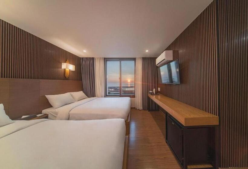 Suite cu Vedere la Mare, Two Y