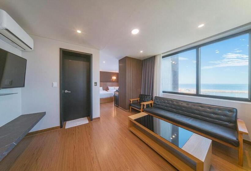 Suite cu Vedere la Mare, Two Y