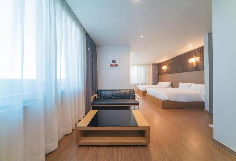 Suite Deluxe cu Vedere la Mare, Two Y