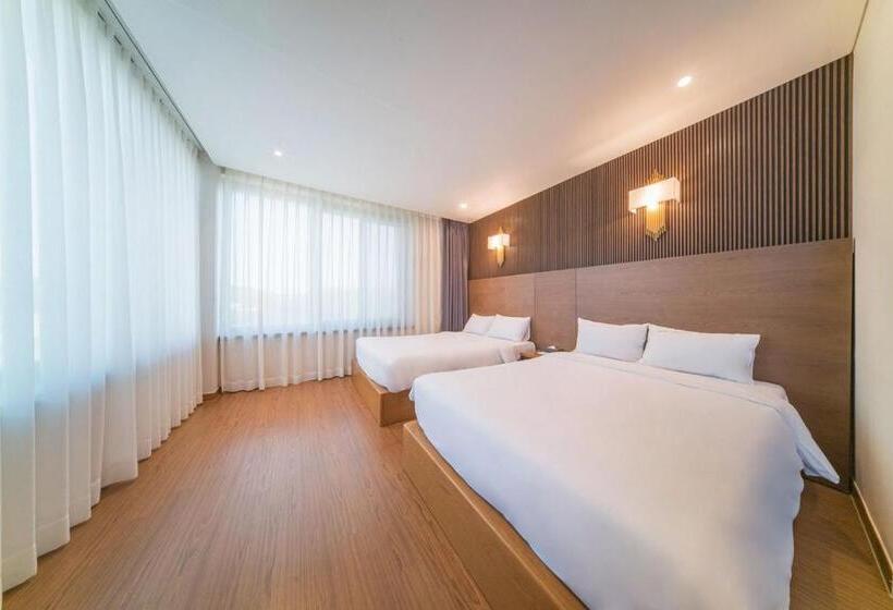 Suite Deluxe cu Vedere la Mare, Two Y