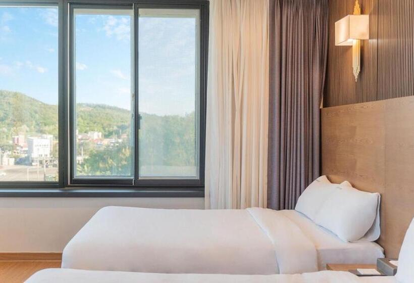 Suite Deluxe cu Vedere la Mare, Two Y