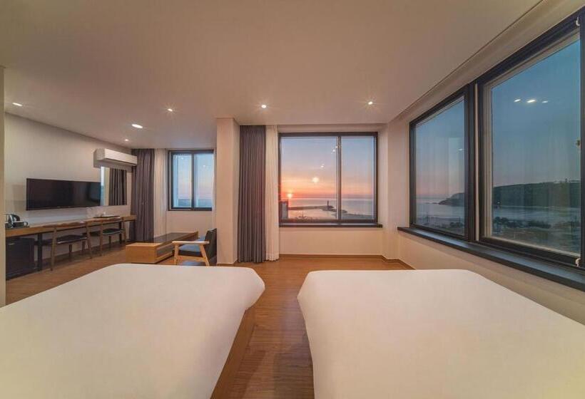 Suite Deluxe cu Vedere la Mare, Two Y