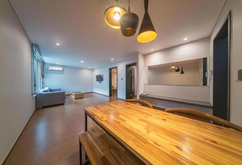 Suite Familiar, Two Y