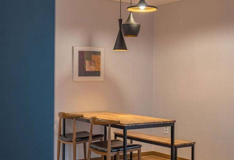 Suite Familiar, Two Y