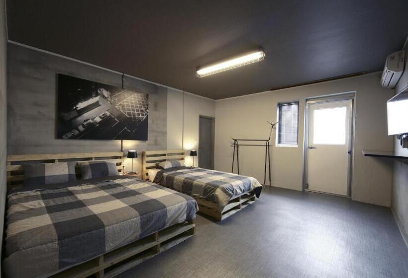 テラス付スタンダードルーム, Mido Hostel