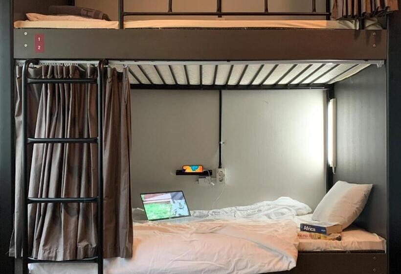 ルームシェアのワンベッド, Mido Hostel