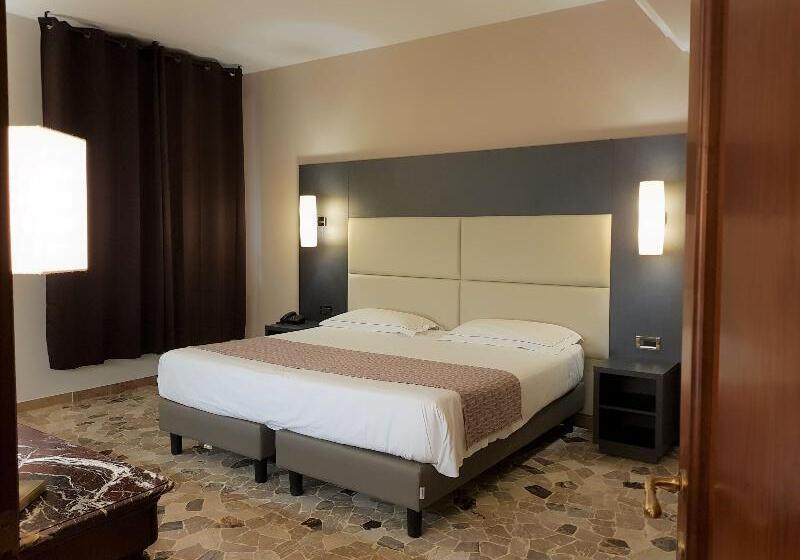 ルームシェアのワンベッド, Mido Hostel