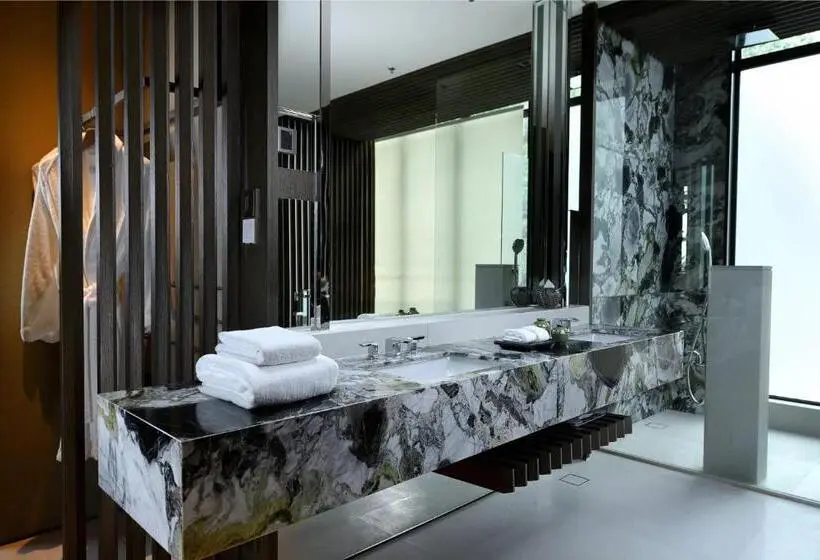 اتاق لوکس با تخت بزرگ, The Ritz Carlton, Langkawi