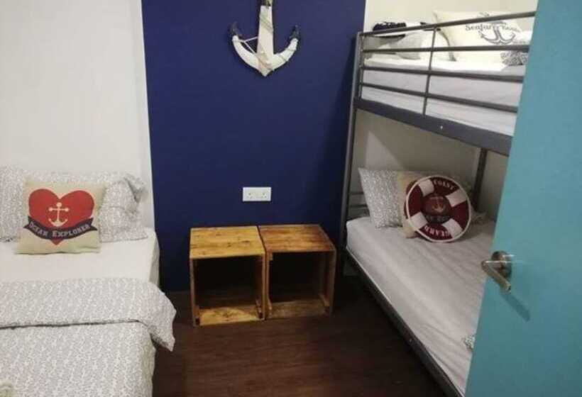 스탠다드 트리픔 룸 공동욕실, Roof Talk Theme Hostel