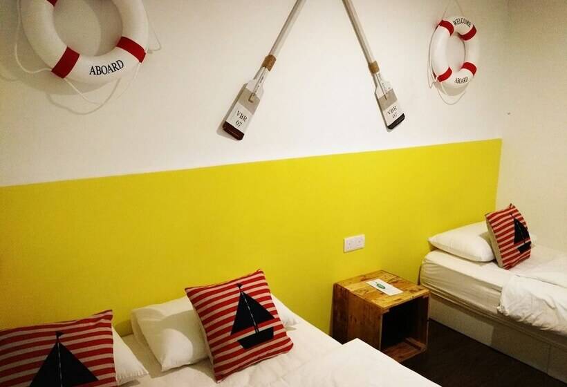 스탠다드 트리픔 룸 공동욕실, Roof Talk Theme Hostel