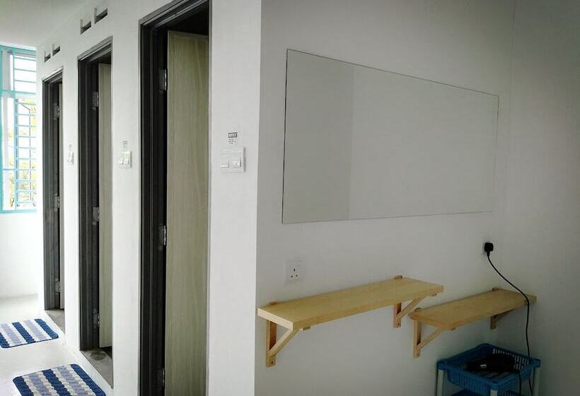 스탠다드 트리픔 룸 공동욕실, Roof Talk Theme Hostel