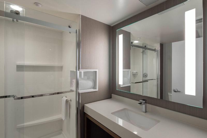 Стандартный Номер Кровать Кинг, Courtyard By Marriott New York Queens/fresh Meadows