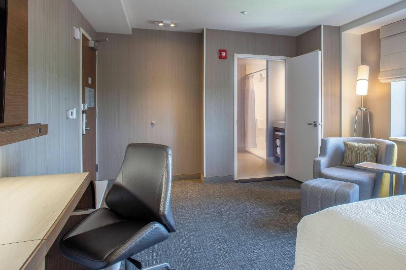 带大床的标准间, Courtyard By Marriott New York Queens/fresh Meadows