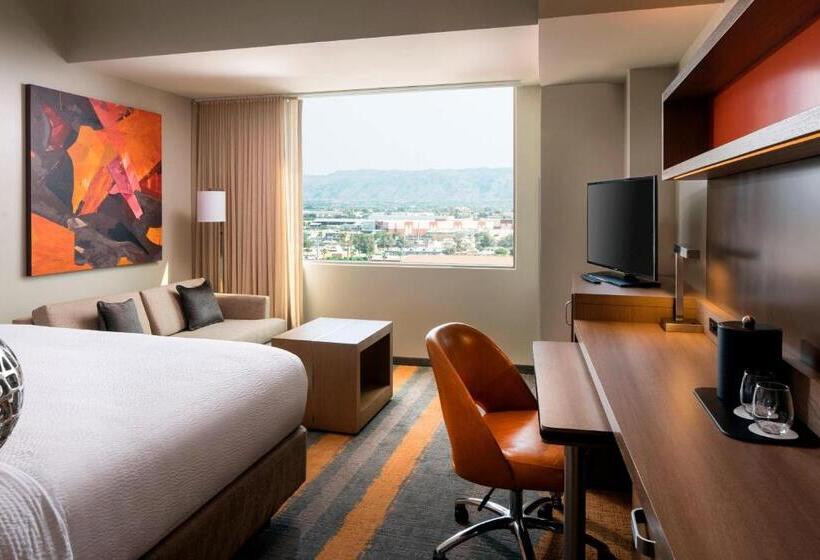 חדר סטנדרט עם מיטת קינג, Courtyard By Marriott Phoenix Downtown