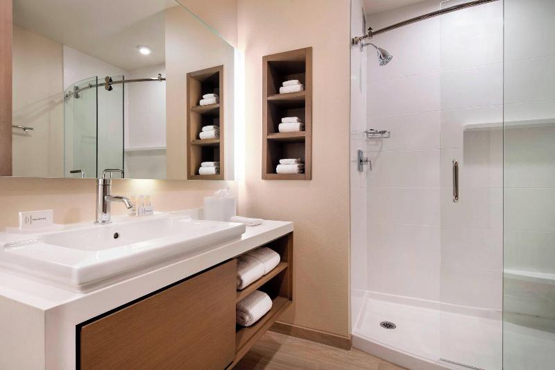 חדר סטנדרט עם מיטת קינג, Courtyard By Marriott Phoenix Downtown