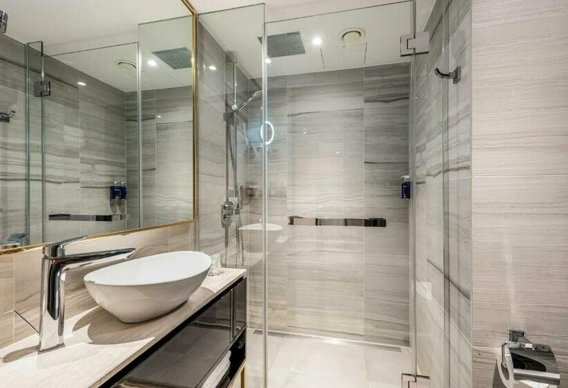 اتاق لوکس, Saint London