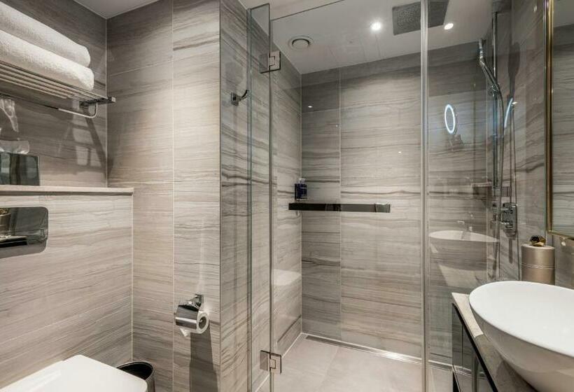 اتاق پرمیوم, Saint London