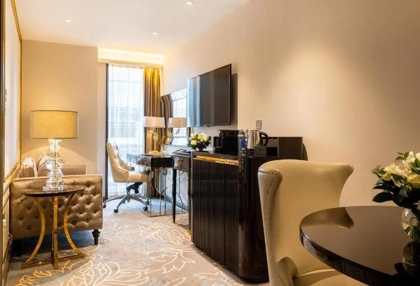 سوییت جونیور, Saint London