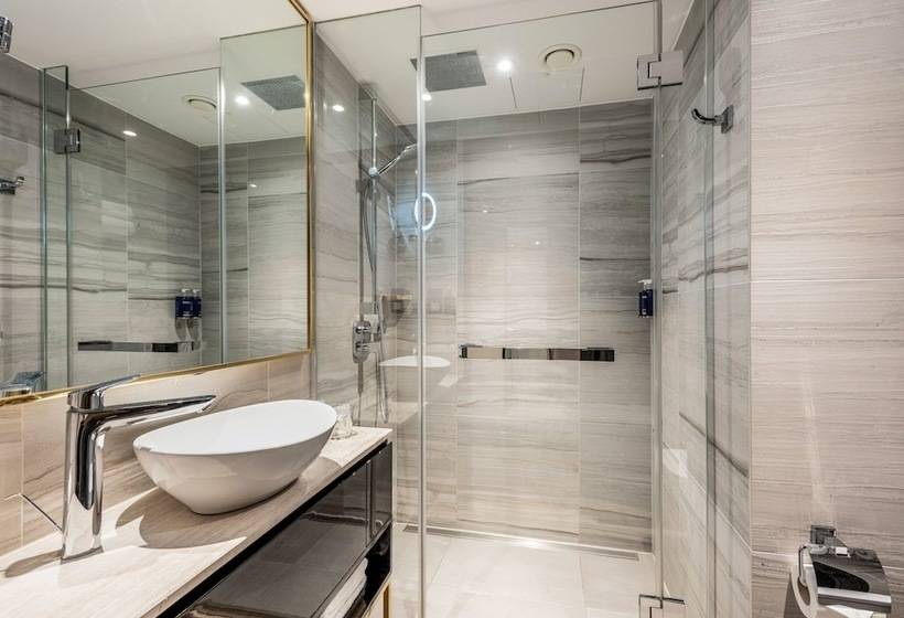 اتاق لوکس, Saint London