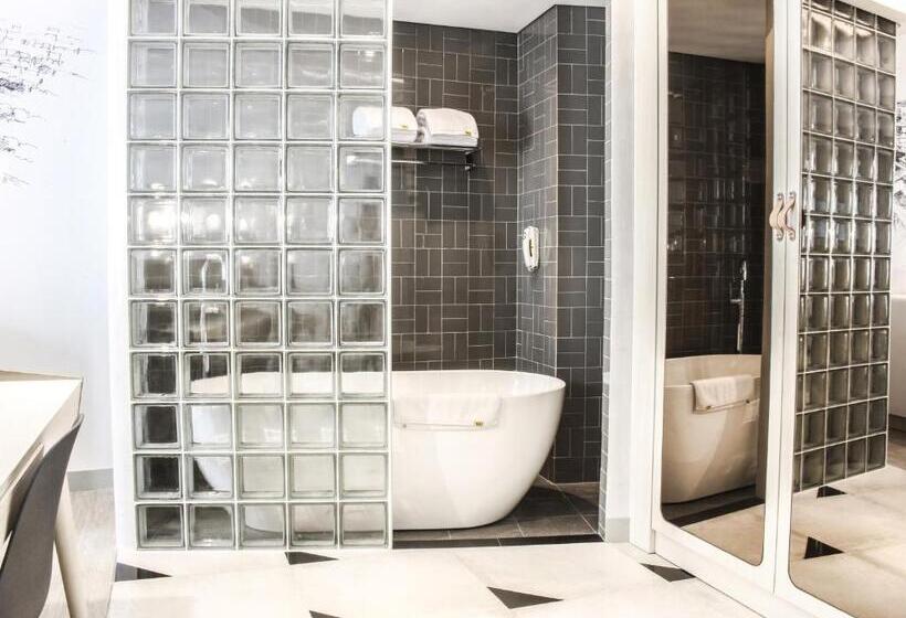 Suite, Yello Hotel Harmoni