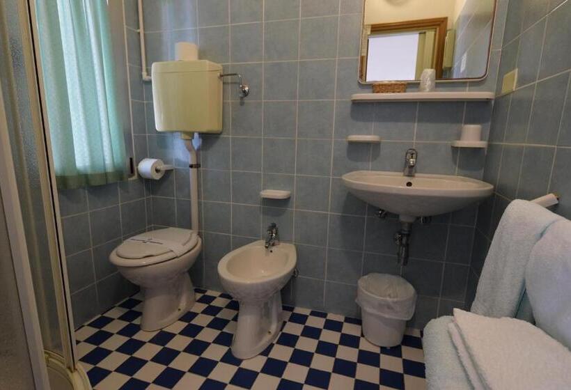 标准三人间, Everest