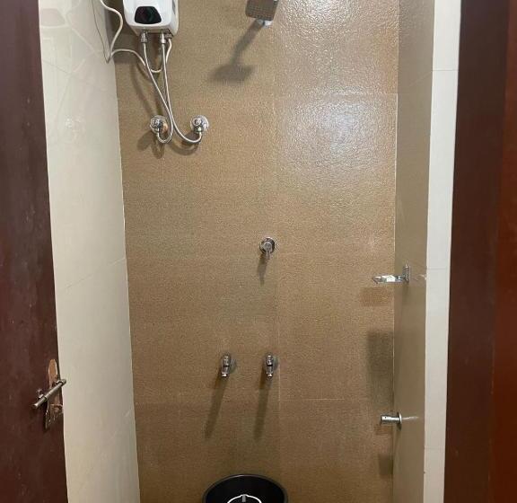 חדר אקזקיוטיב לשלושה, Plaza Tourist Home