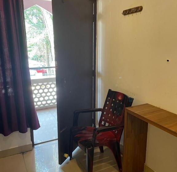 חדר אקזקיוטיב לשלושה, Plaza Tourist Home