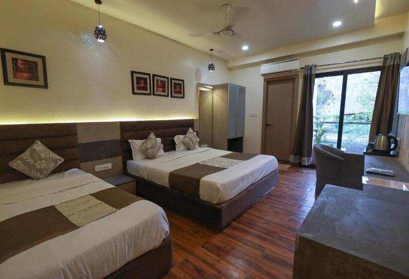 Трехместный Номер Стандарт с Балконом, Sur