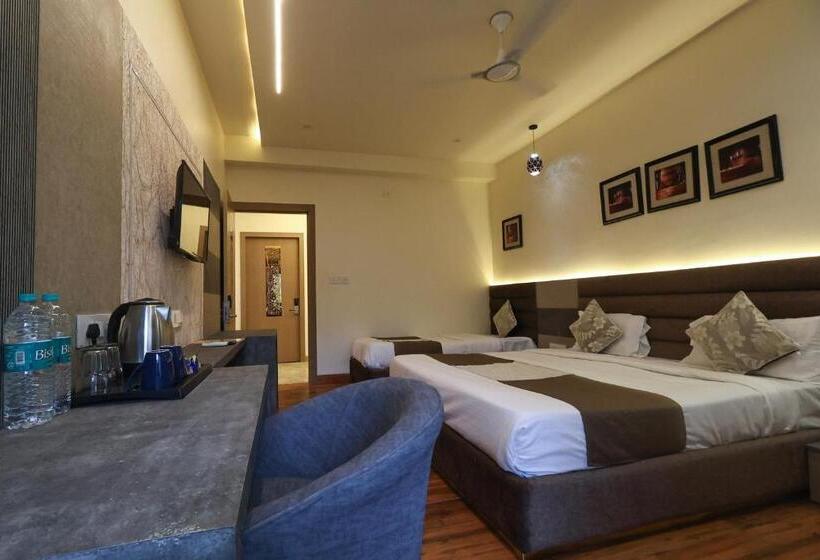 Трехместный Номер Стандарт с Балконом, Sur