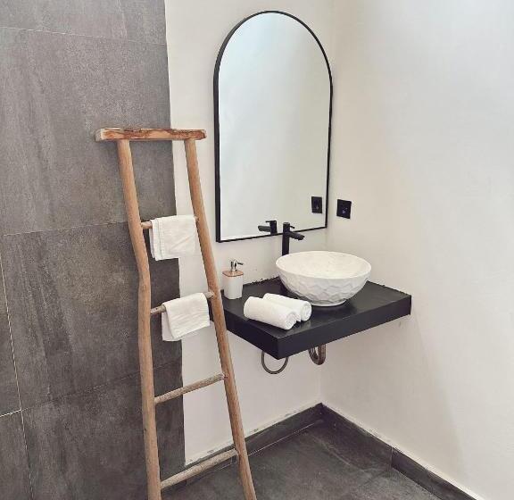 חדר סטנדרט, The Confidential Mandalika