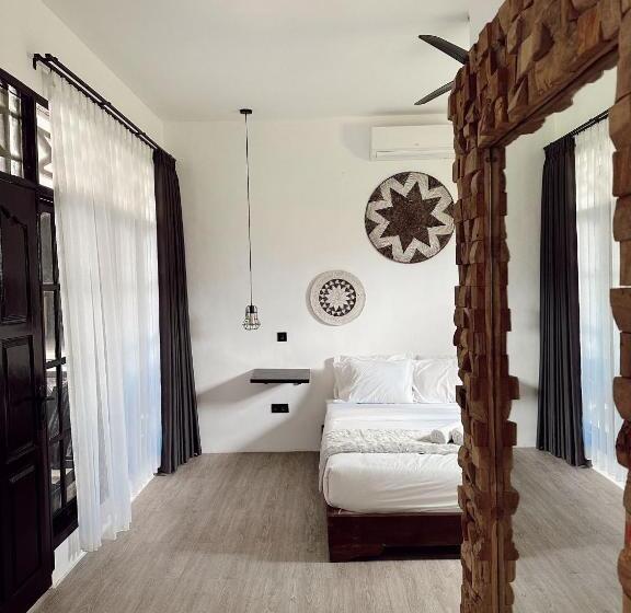 חדר סטנדרט, The Confidential Mandalika