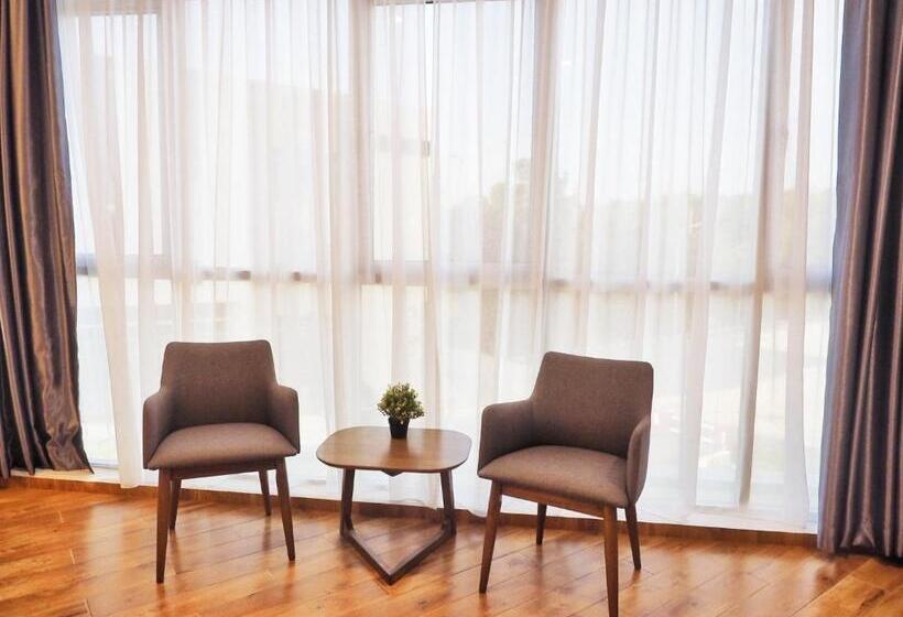 Deluxe Szoba, The Tree