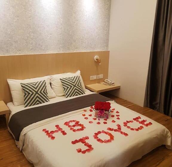 Deluxe Szoba, The Tree