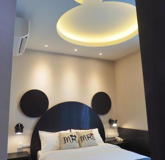 Deluxe Szoba, The Tree