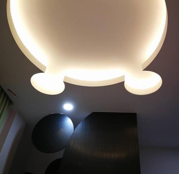 Deluxe Szoba, The Tree