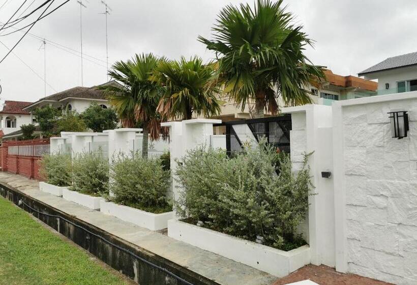 חדר משפחתי, Secret Garden Warni Villa